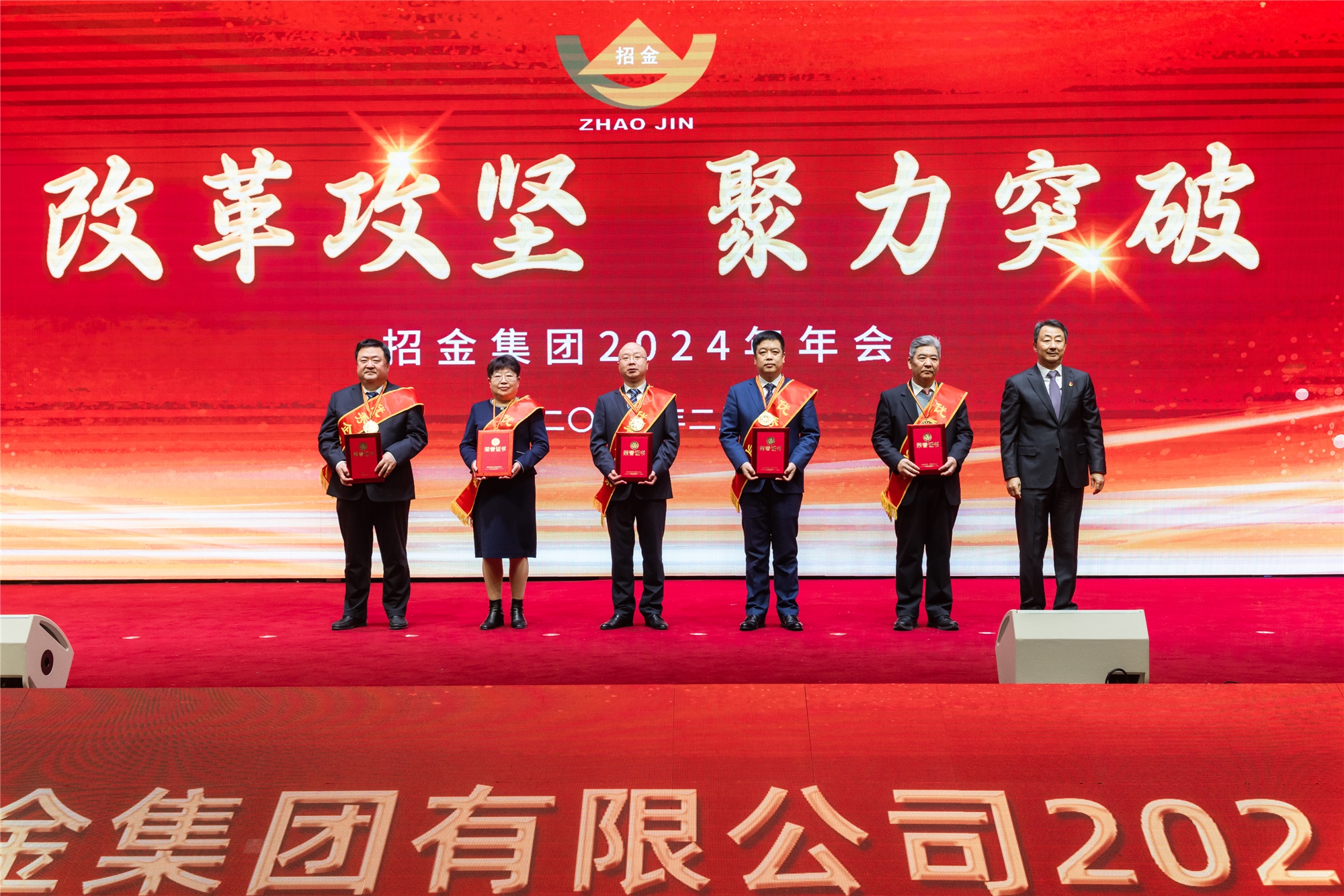 孫傳武頒發(fā)優(yōu)秀企業(yè)家獎.jpg