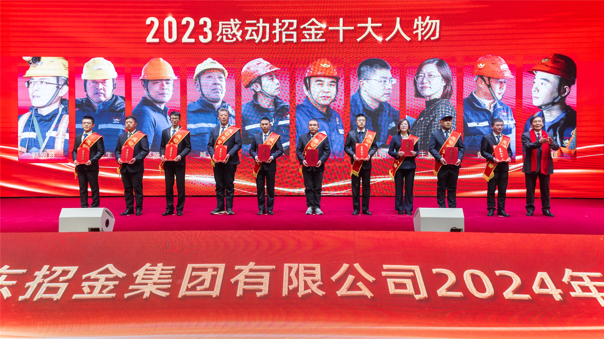 翁占斌給感動人物頒獎.jpg
