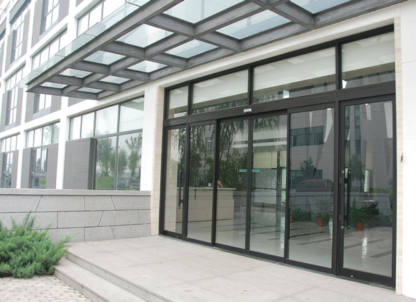 在自動(dòng)門(mén)前加上紅外感應(yīng)系統(tǒng)有什么作用